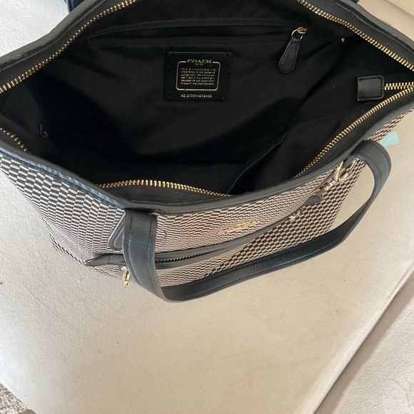 Coach bag size 14 inch by 9 inch - Picture 5 of 5